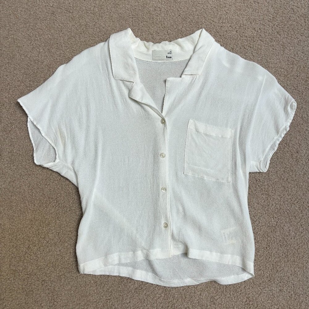 Size XS, Aritzia Wilfred Free, short sleeve button up shirt in white